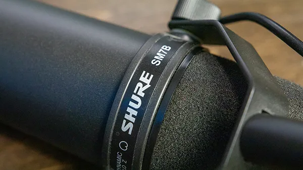 An image of the product text on the Shure SM7B.
