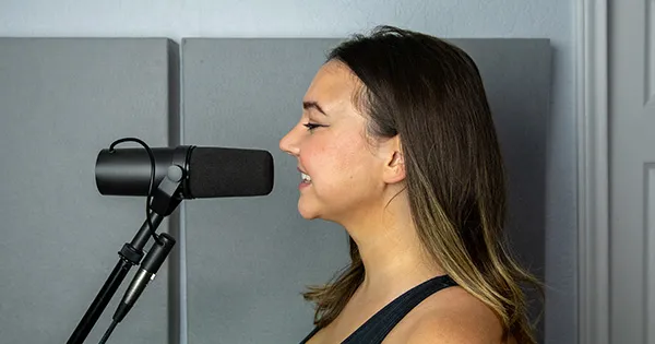 An image of a vocalist singing 1-6" away from a Shure SM7B.